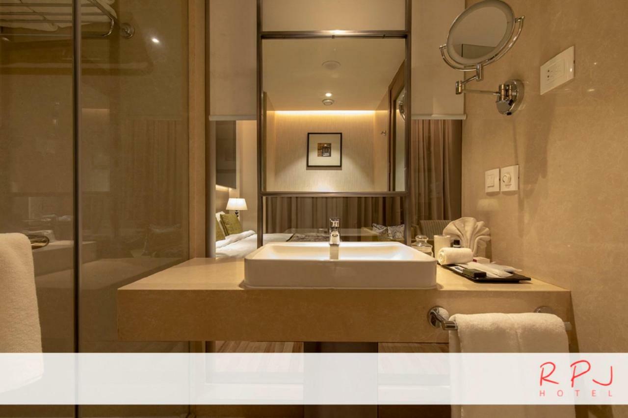 Rpj Hotel Rajkot Exteriör bild