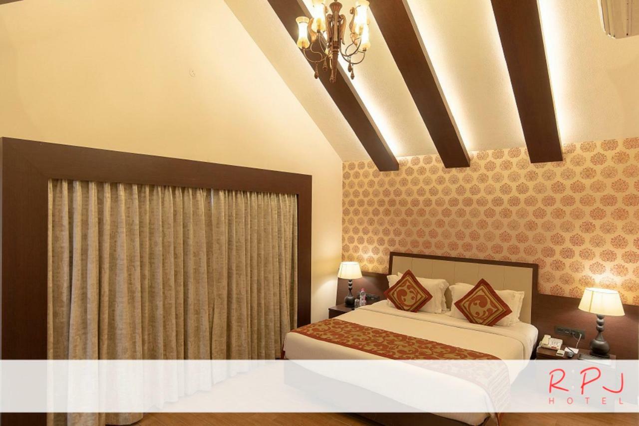Rpj Hotel Rajkot Exteriör bild