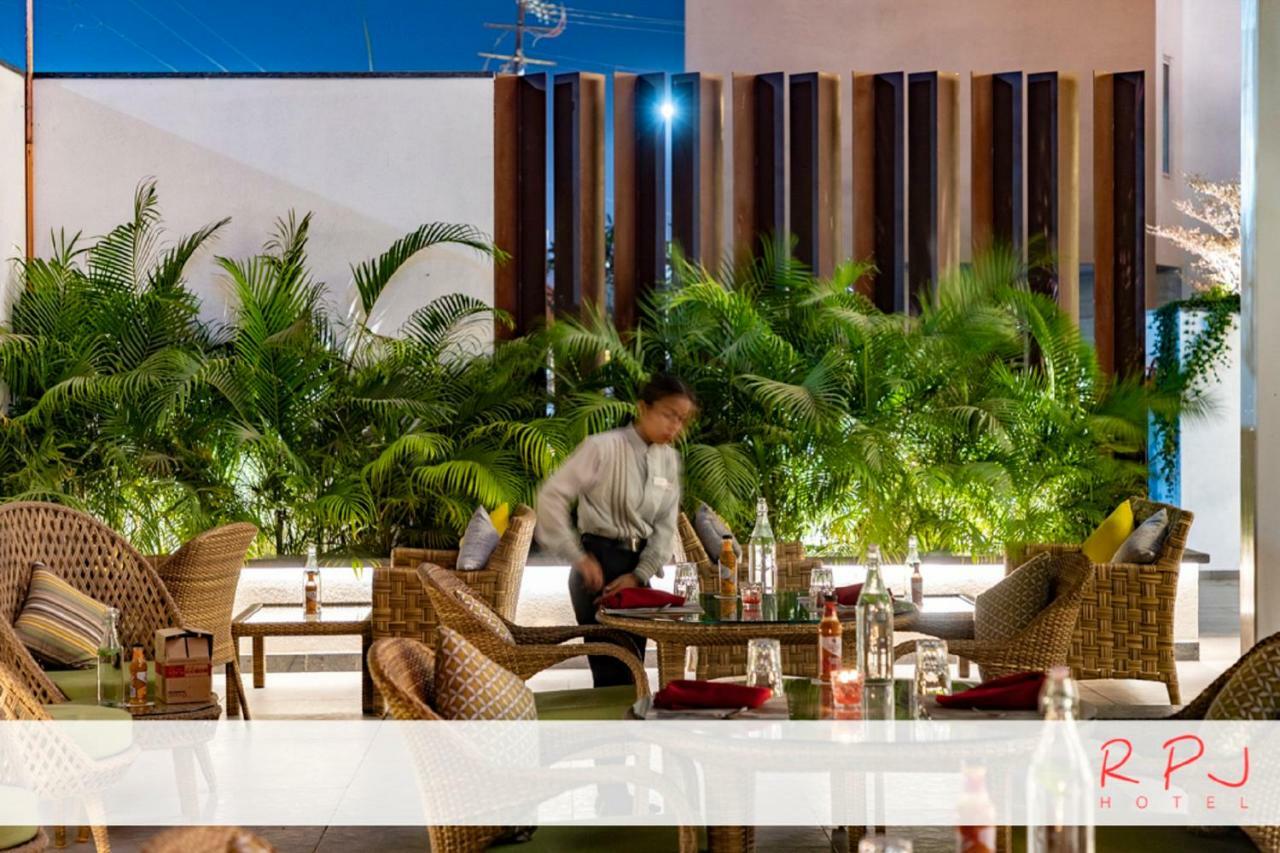 Rpj Hotel Rajkot Exteriör bild